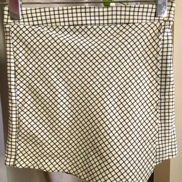 Fun AND Functional?! A STEAL! 🖤🤍 - Picture 2 of 3